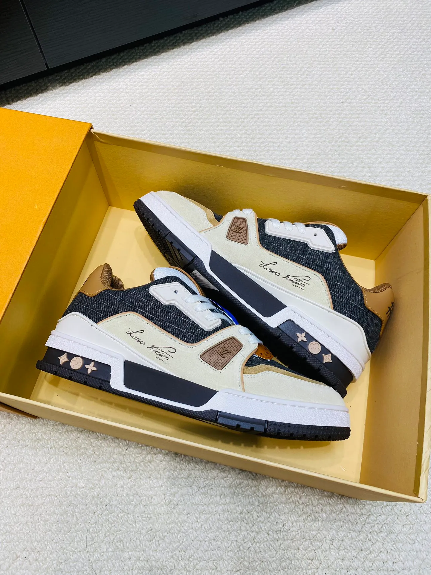 👟👟Ex-factory price 800👟👟 💰💰💰 Hot style 🆕🆕🆕𝙇𝙑 LV Louis Vuitton L House Donkey Brand Trainer Series Couple Style Casual Sports Shoes Skateboard Shoes Original Purchase Development Production Production This pair of LV Trainer sneakers are made of a blend of technical materials with waterproof properties. The meticulously crafted upper is notable for its many signature details, including Louis Vuitton and #54 in script, referencing the year 1854. Exquisite packaging at the delivery counter🛍📦 ▪️Fabrics: Original customized imported cowhide ▪️Inner lining: Original customized breathable mesh ▪️Outsole: Original open-molded non-slip TPU combination outsole ▪️Sole thickness: 3 cm ▪️Size: Women's 35-41 / Men's 38-46